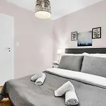 Stylish Designer With Free Street Parking * ברטיסלאבה