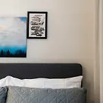 Stylish Designer With Free Street Parking דירה *