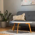 Stylish Designer With Free Street Parking דירה *