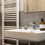 Stylish Designer With Free Street Parking דירה *