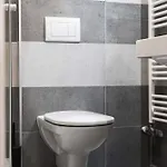 Stylish Designer With Free Street Parking דירה