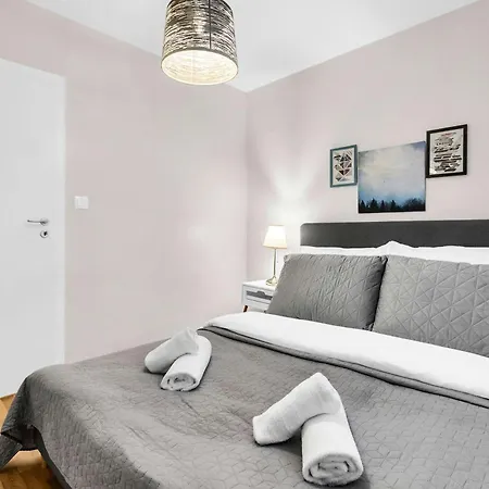 Stylish Designer With Free Street Parking * ברטיסלאבה