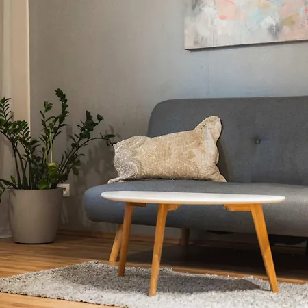 Stylish Designer With Free Street Parking דירה *