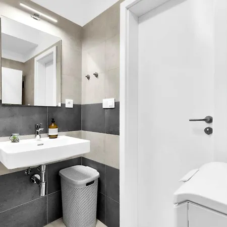 Stylish Designer With Free Street Parking Apartament Bratislava