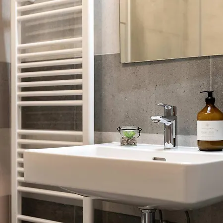 Stylish Designer Stay With Free Street Parking Daire *