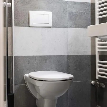 Stylish Designer Stay With Free Street Parking Daire