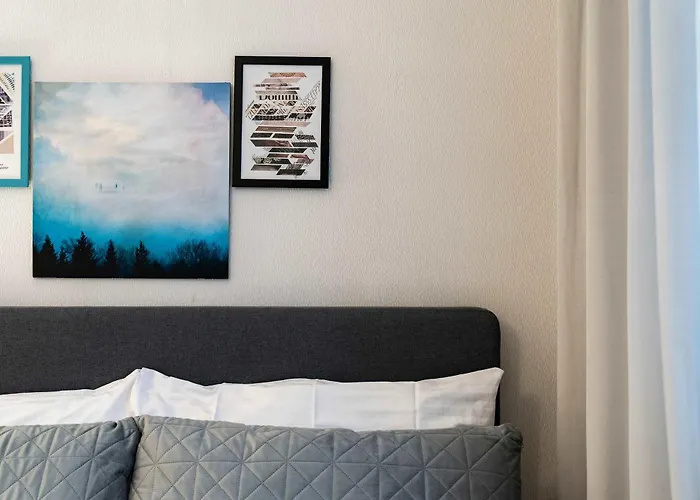 Stylish Designer Stay With Free Street Parking Daire *