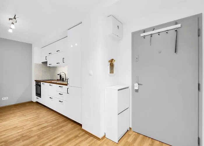 Stylish Designer Stay With Free Street Parking *