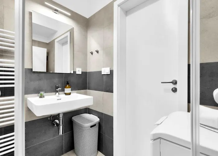 Stylish Designer Stay With Free Street Parking Daire Bratislava