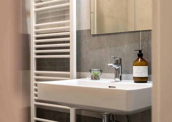 Stylish Designer Stay With Free Street Parking Daire *