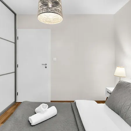 Stylish Designer Stay With Free Street Parking * Bratislava