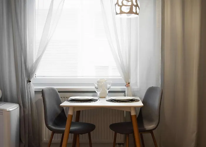 Stylish Designer Stay With Free Street Parking *