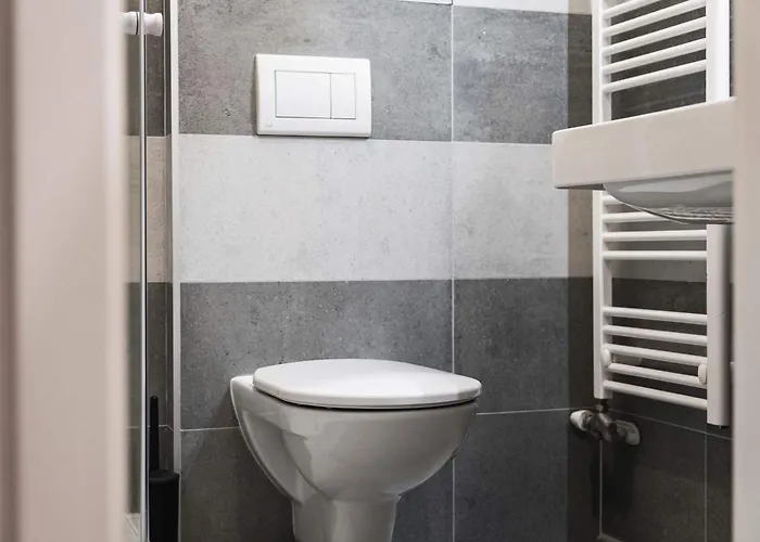 Stylish Designer Stay With Free Street Parking Apartment